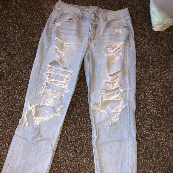Very distressed boyfriend jeans - Picture 2 of 5